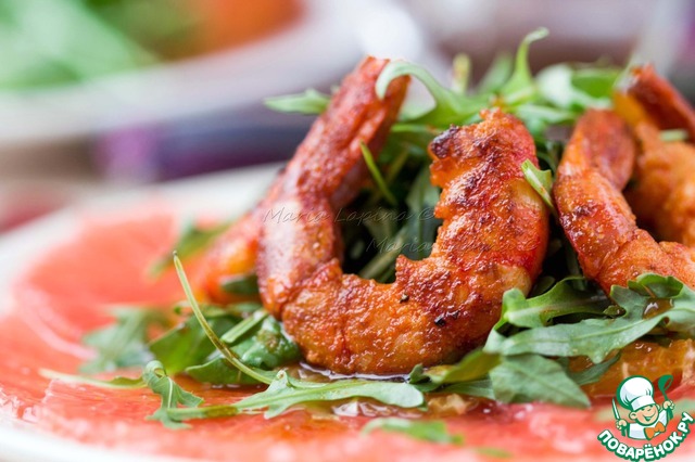 Carpaccio of grapefruit with rucola and shrimps