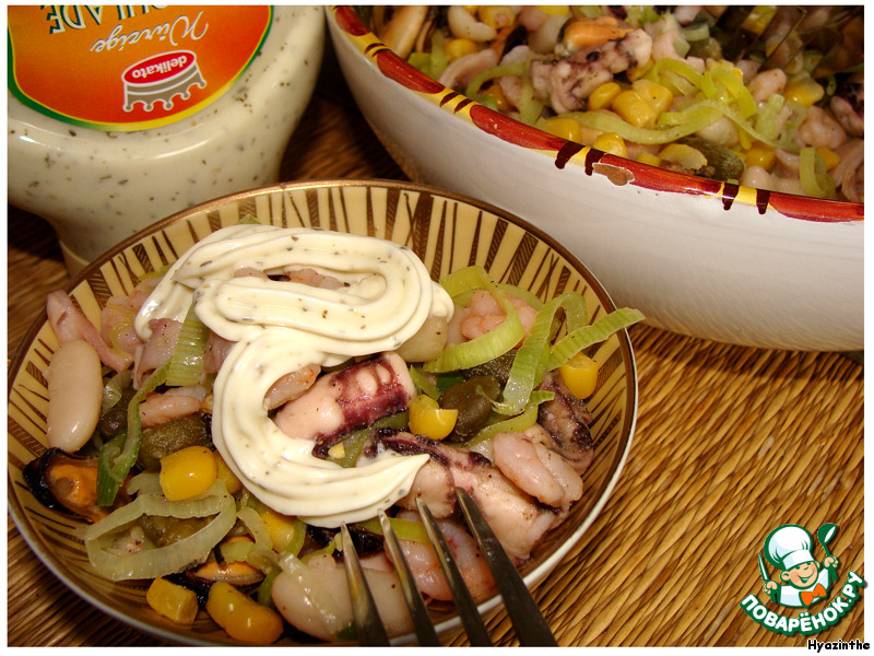 Salad with seafood in Spanish