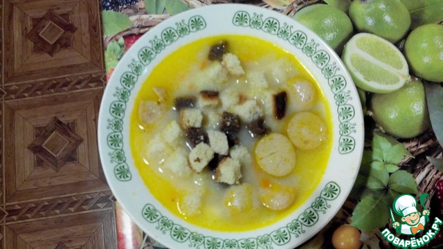 Cheese soup with croutons in a slow cooker