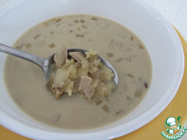 Mushroom soup with melted cheese and pasta