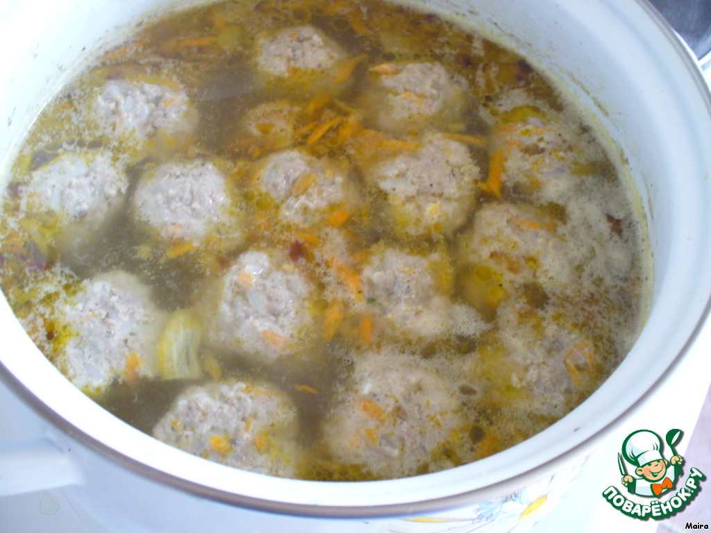 Rice soup with meatballs