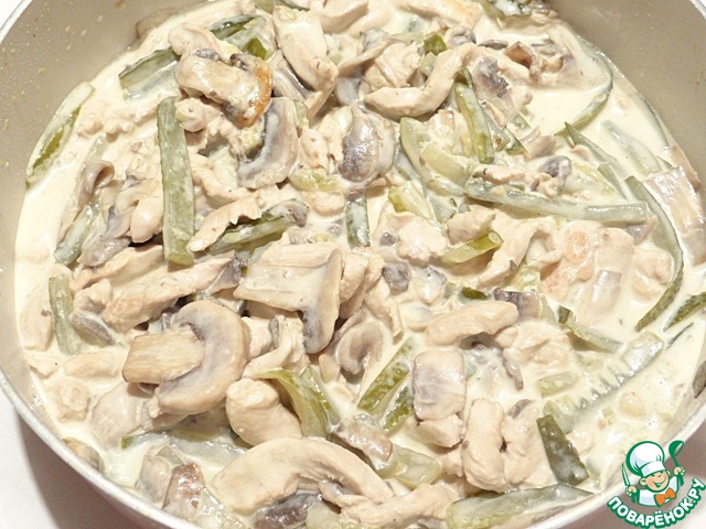 Chicken fillet in a creamy cheese sauce