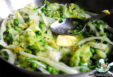 Warm salad with peas and lettuce