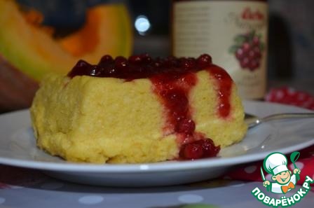 Pudding pumpkin with cranberry sauce