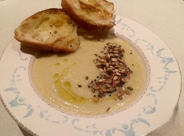 Cream soup of roasted garlic and onions 