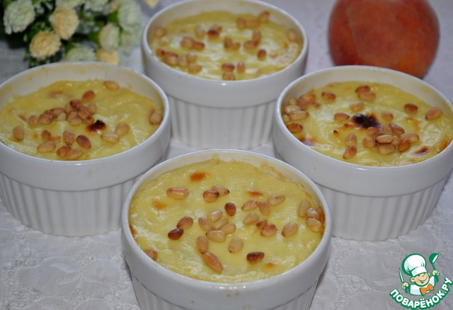 Custard with peaches and nuts