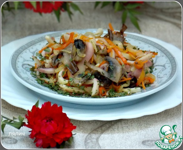 Warm salad with squid and mushrooms