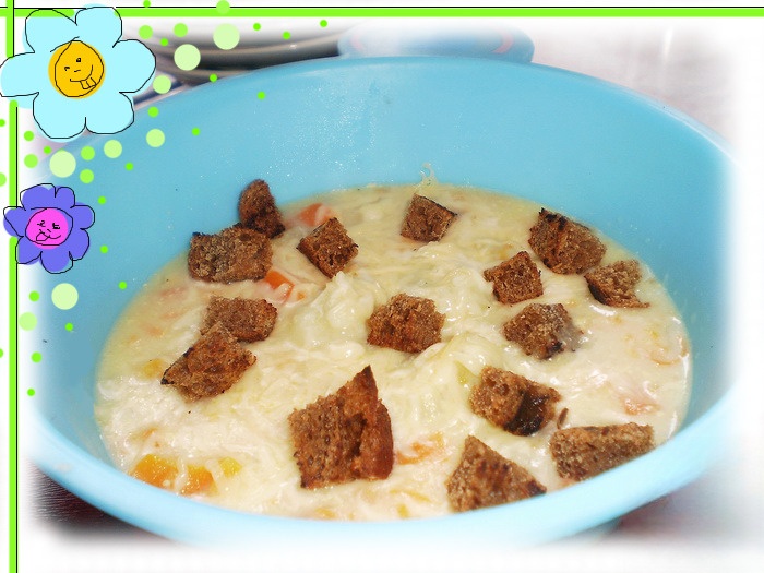 Dairy-cheese soup with pumpkin and chicken meatballs