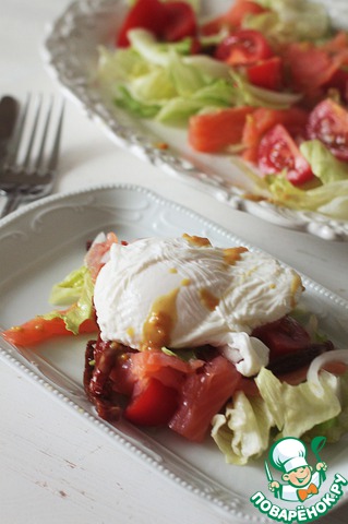 Salad with salmon, tomatoes and poached egg