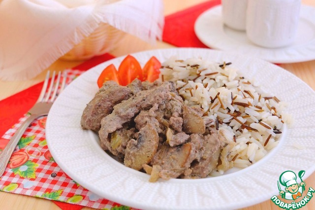 Chicken liver with mushrooms in sour cream