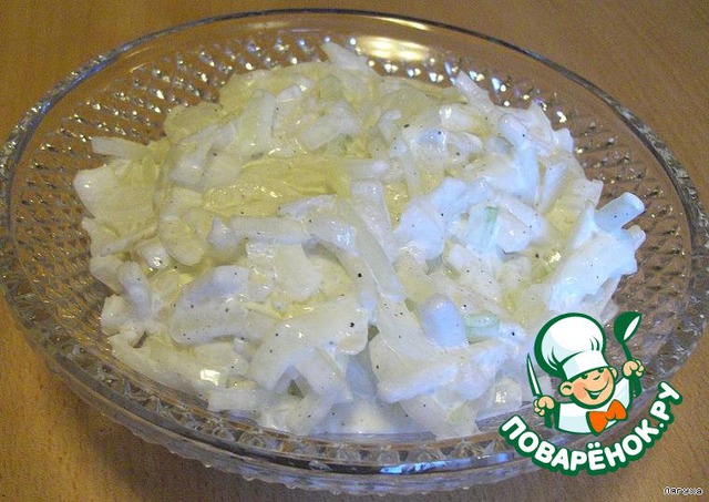 Salad of onions with sour cream