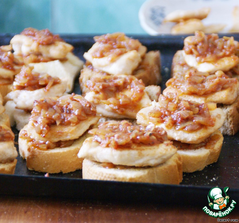 Meat medallions, baked on toast with tomato sauce