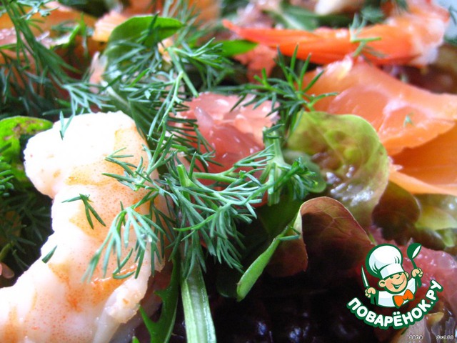 A salad of salmon, shrimp and grapefruit sauce with 