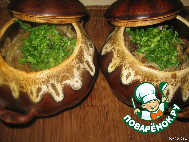 Potatoes with liver and mushrooms in pots