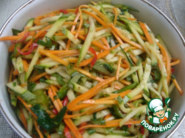 Salad of raw zucchini in Korean