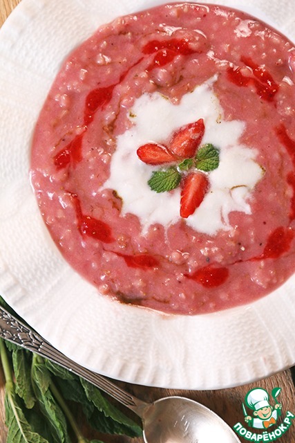 Millet porridge with strawberries and mint