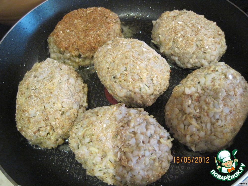 Buckwheat zrazy stuffed with mushrooms and green peas