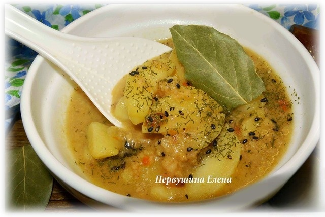 Pumpkin soup with minced meat and sesame seeds