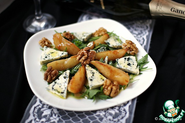 Salad with pears, arugula and cheese