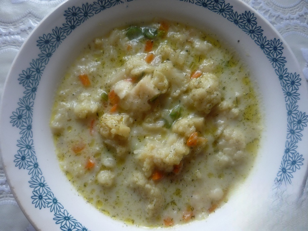 Soup cauliflower with white sauce