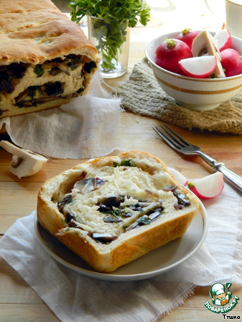 Lenten bread with mushrooms and red onion