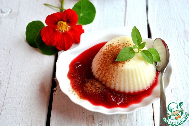 Semolina pudding with sauce 