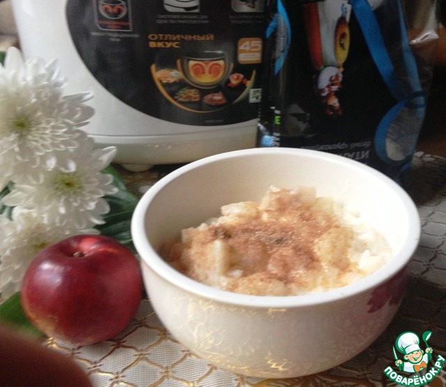 Rice porridge with apples and cinnamon