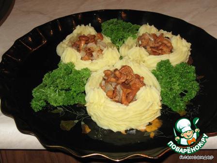 Potato nests with chanterelles