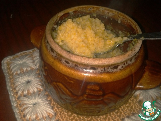 Porridge with pumpkin in pots