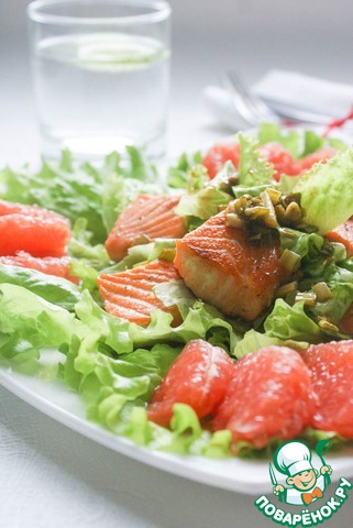 Salmon salad with green onion dressing