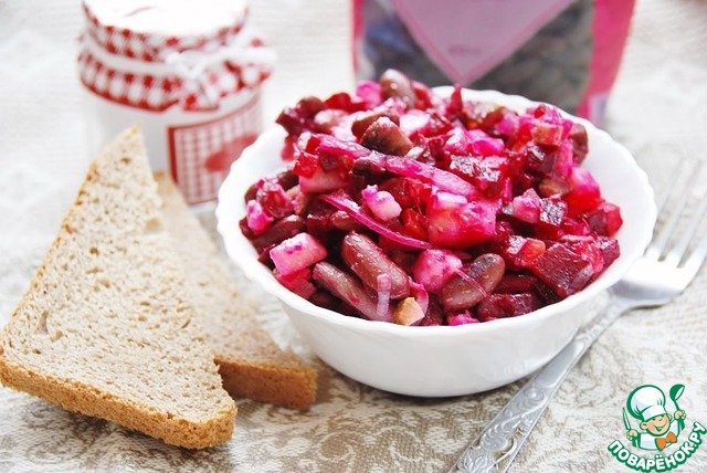 Salad with beans and pickled mushrooms