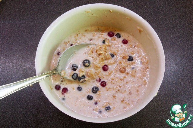 Oatmeal with berries and yogurt