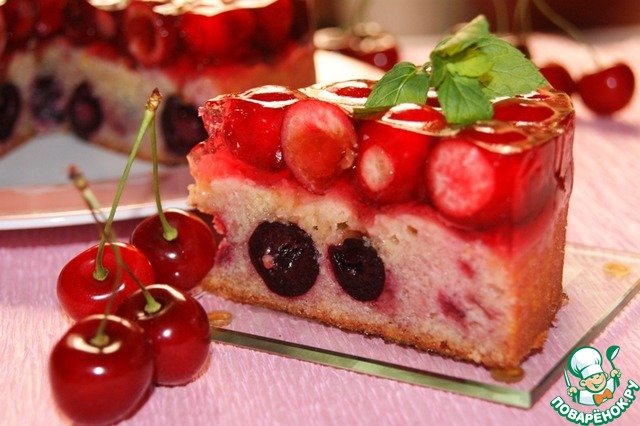 Summer cake with cherries and jelly