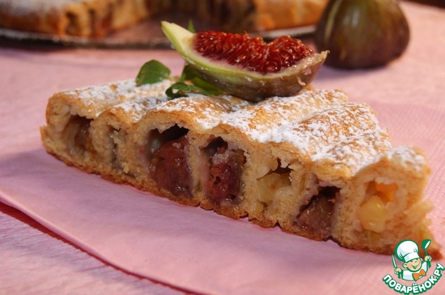 Ring cake with apples and figs