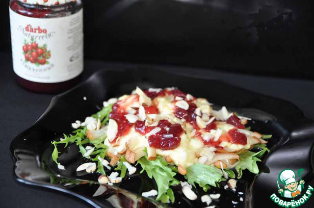 Warm salad with pears and mozzarella with cranberry sauce