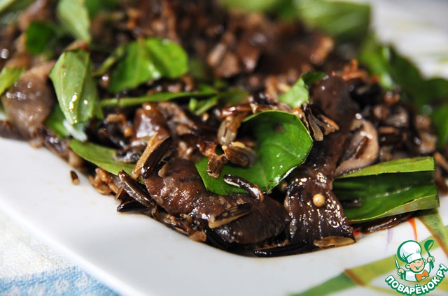 Salad of wild rice and Basil 