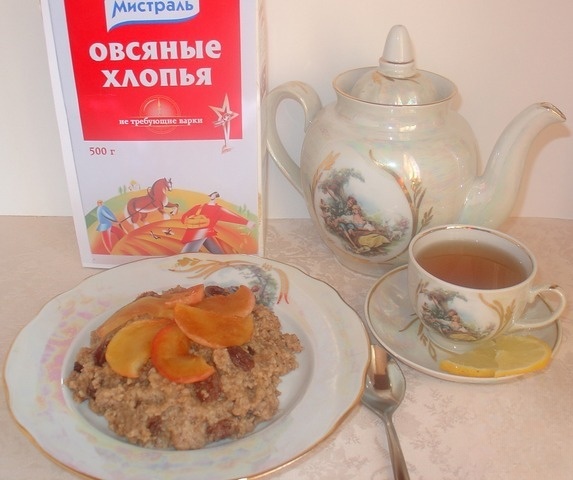 Spicy oatmeal with apples in 3 minutes