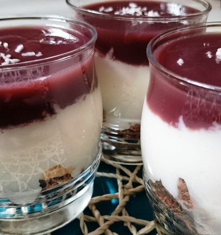 Semolina porridge with jam and biscuits