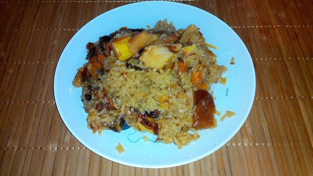 Pilaf with quince and dried fruits
