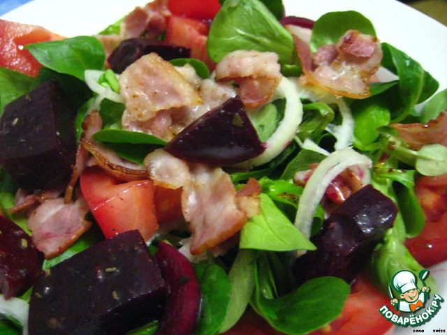 Field salad with bacon and beets