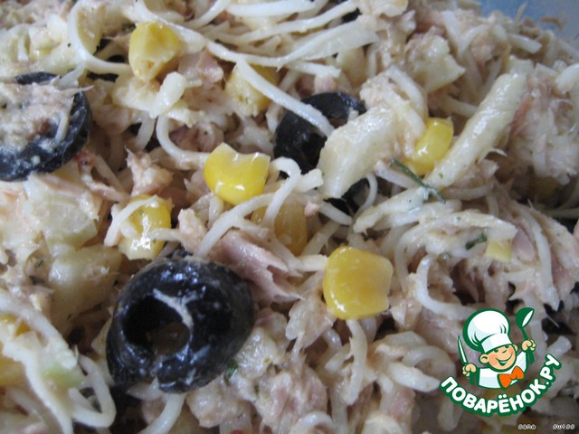 Celery salad with corn, tuna and olives