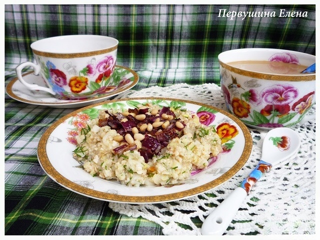 Каша на бульоне с красным луком и кедровыми орехами 