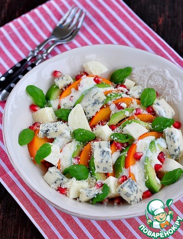 Salad with persimmon, avocado and blue cheese