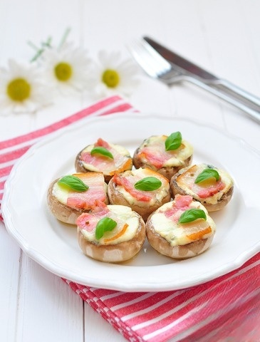 Mushrooms baked with cheese and pancetta