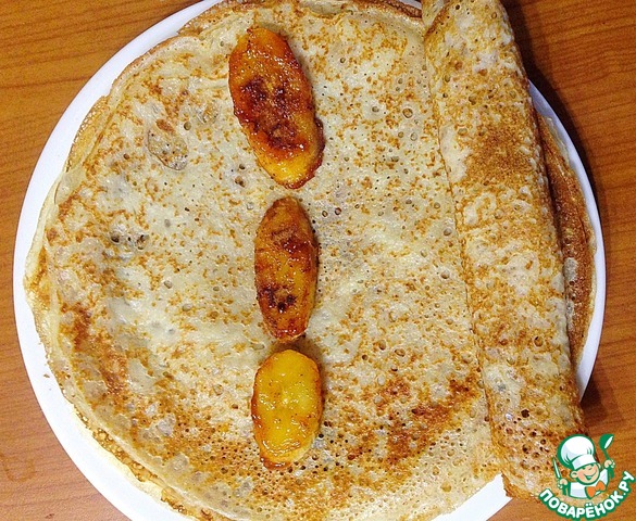 Lace pancakes with caramel banana