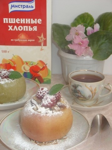 Пшенные хлопья с фруктами в яблоке