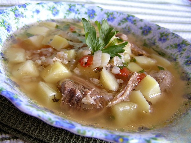 Суп из свинины с зеленой гречкой и томатами