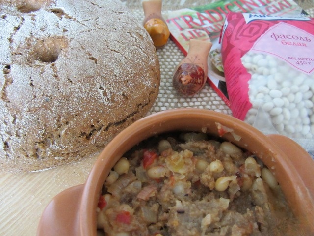 Хлебный суп с фасолью и помидорами