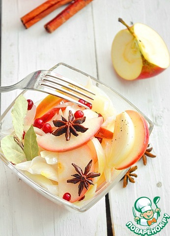 Сладкий маринованный лук с яблоками
