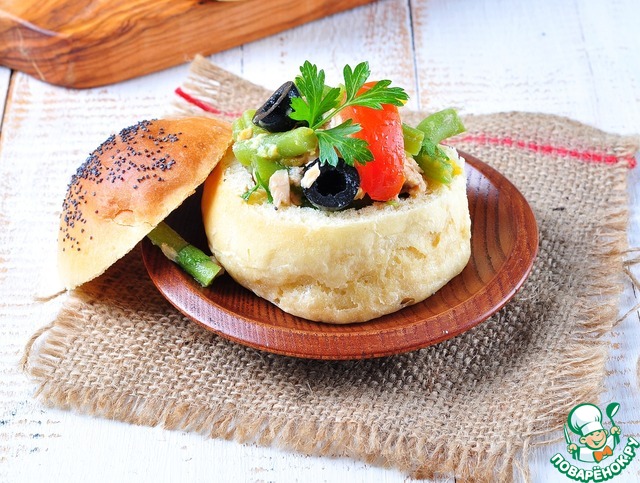 Eateries rolls, stuffed with salad 
